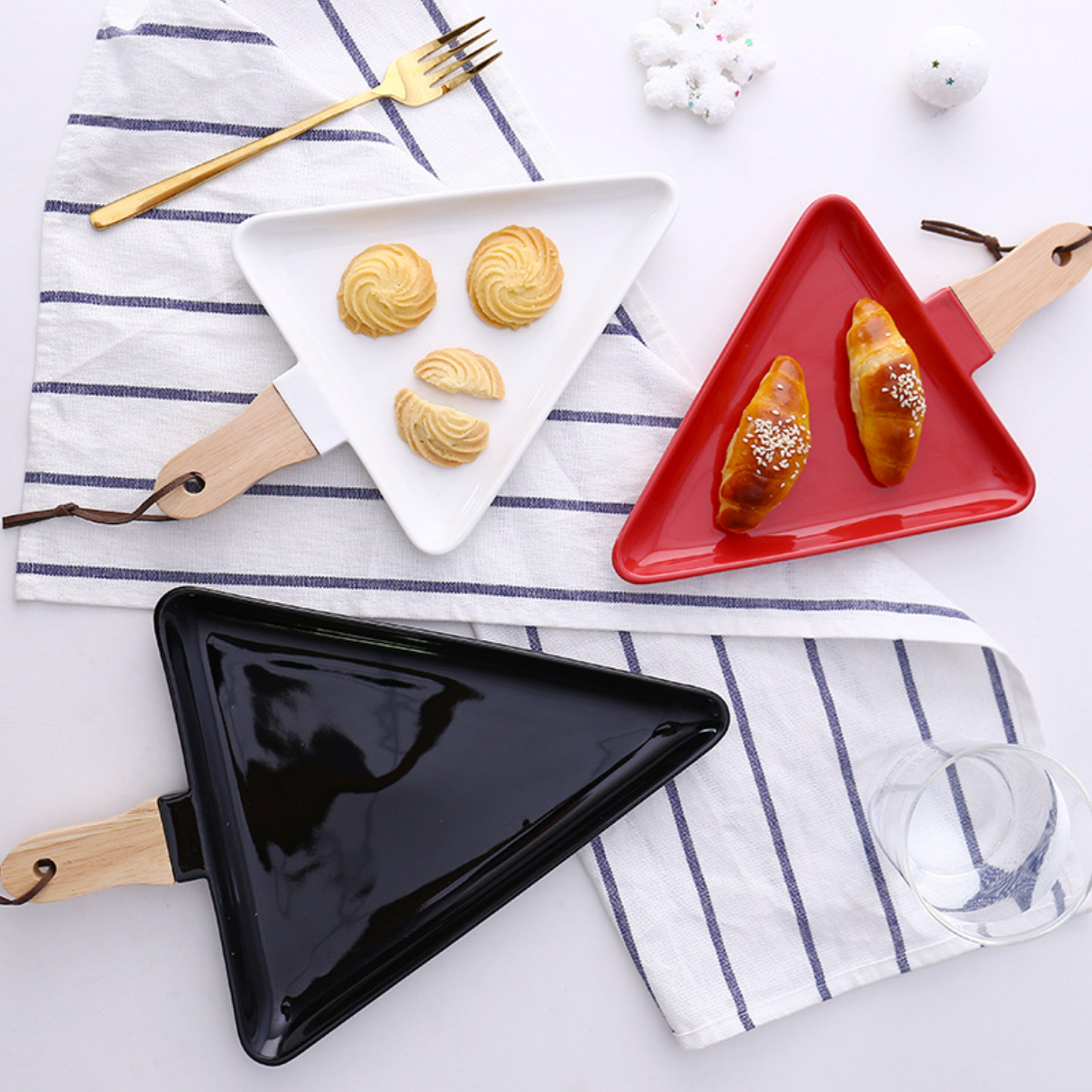 MERRY triangle plate with wooden handle - red