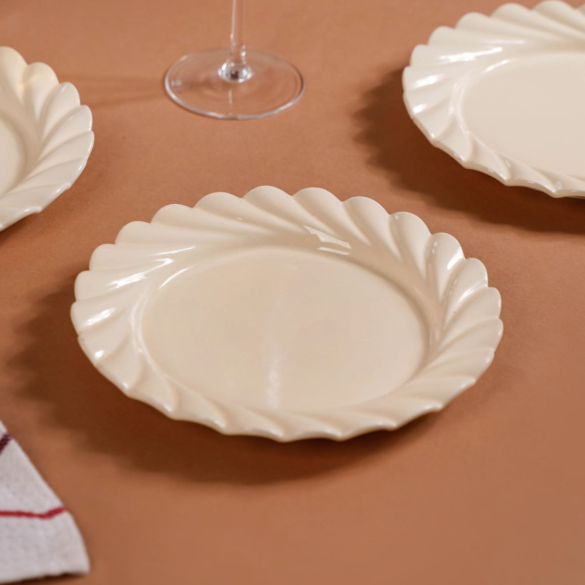 Scallop Vanilla White Luxury Snack Plates Set Of 4 9 Inch