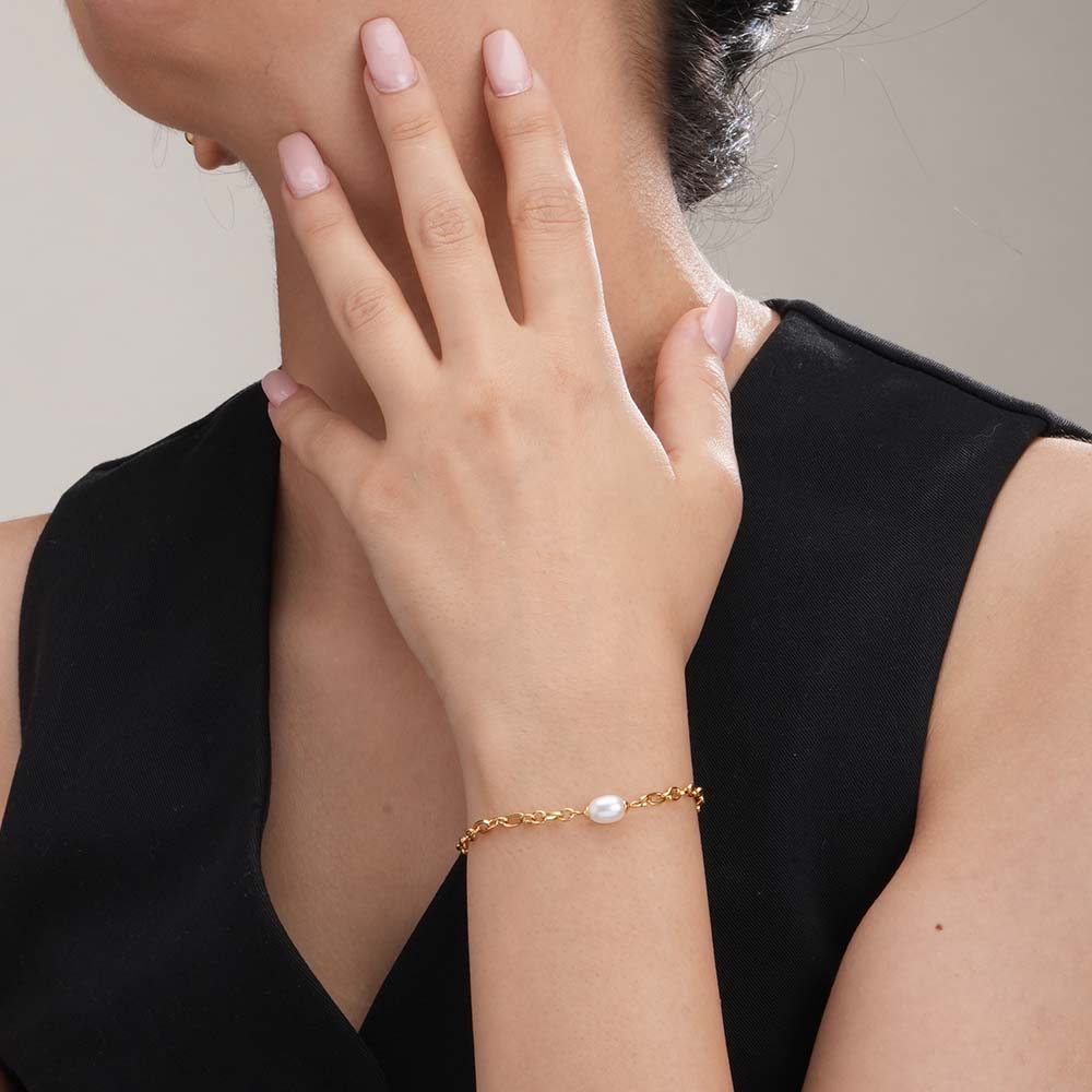 Golden Pearl Centered Chain Bracelet