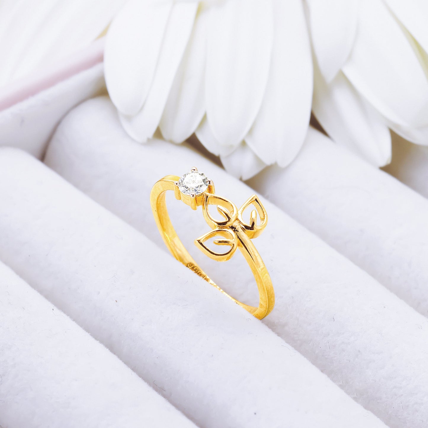 Gold Floral Soliatire Diamond Ring