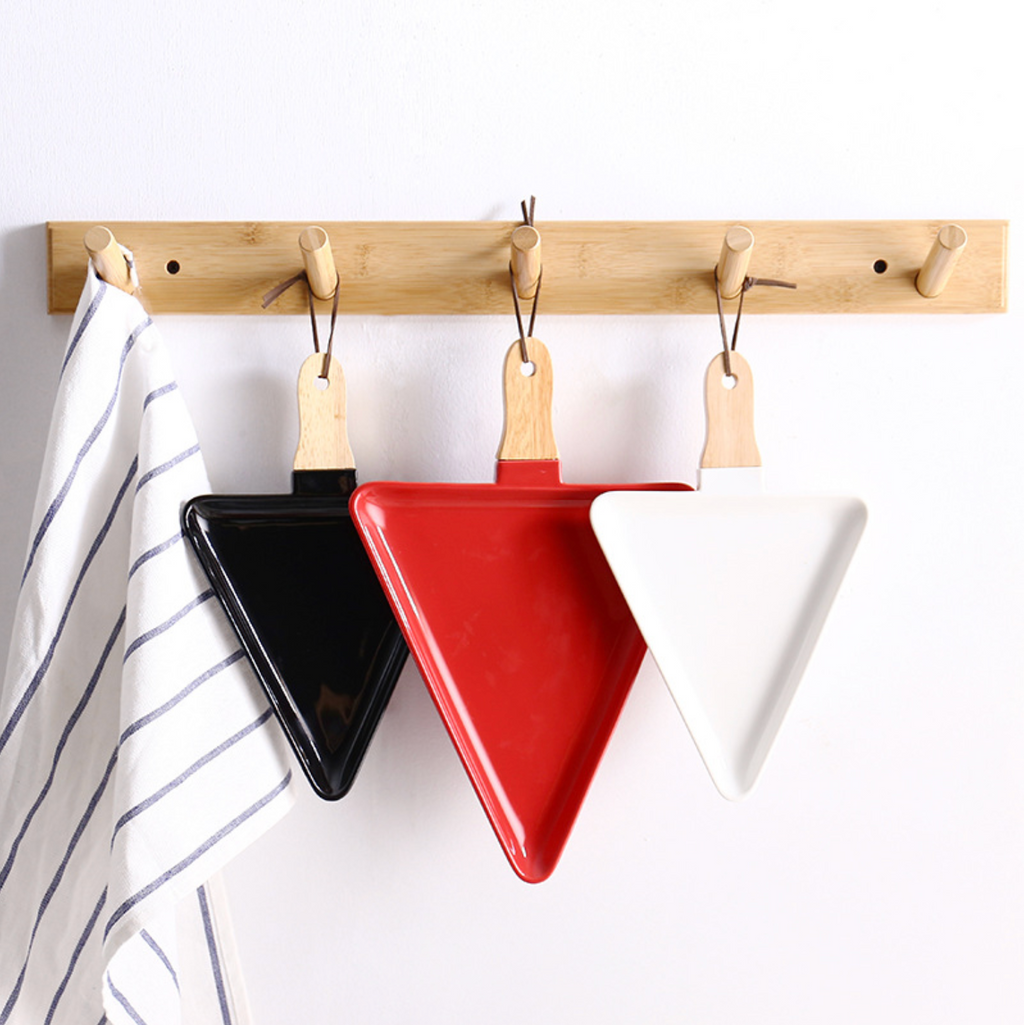 MERRY triangle plate with wooden handle - red