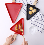 MERRY triangle plate with wooden handle - red