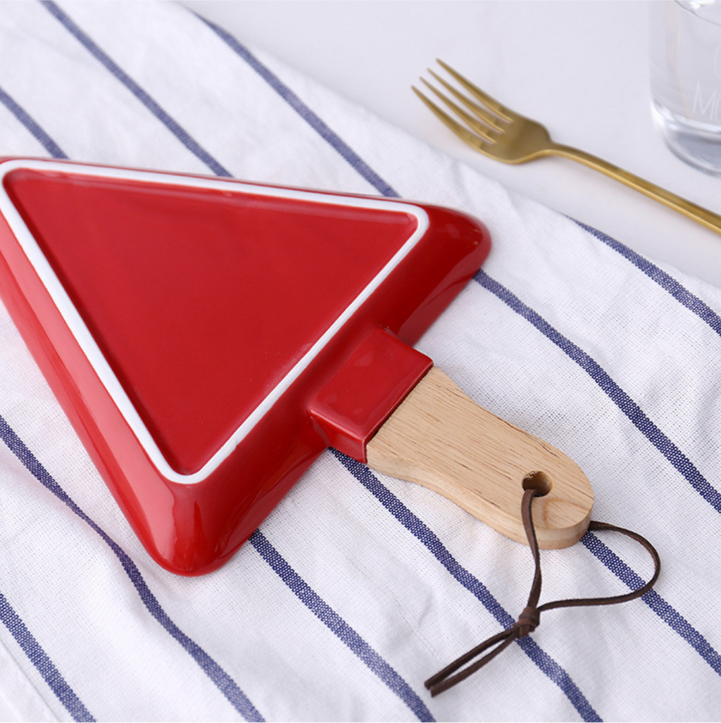MERRY triangle plate with wooden handle - red