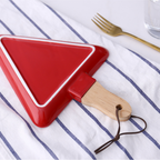 MERRY triangle plate with wooden handle - red