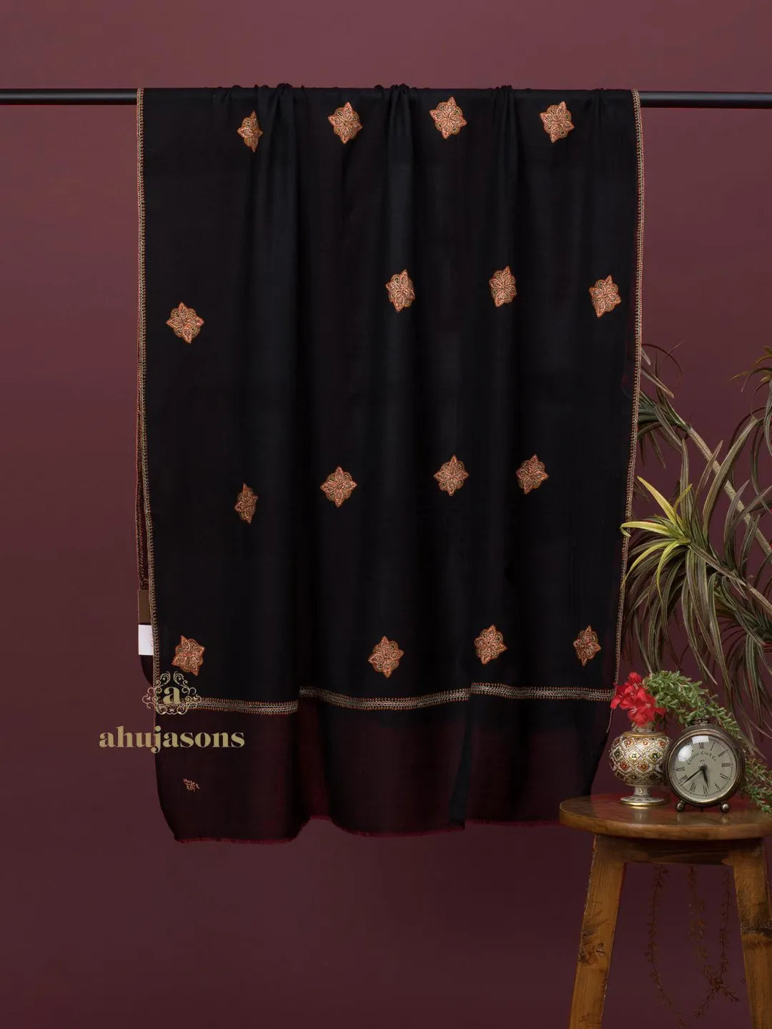 Elegant Cashmina Shawl with Booti Pattern in Black