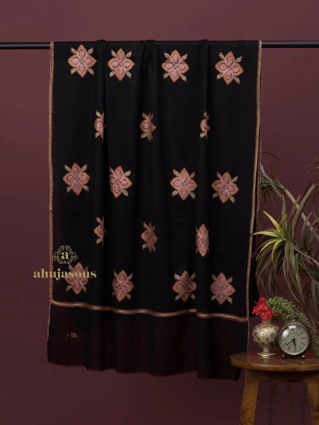 Elegant Cashmina Shawl with Booti Pattern in Black