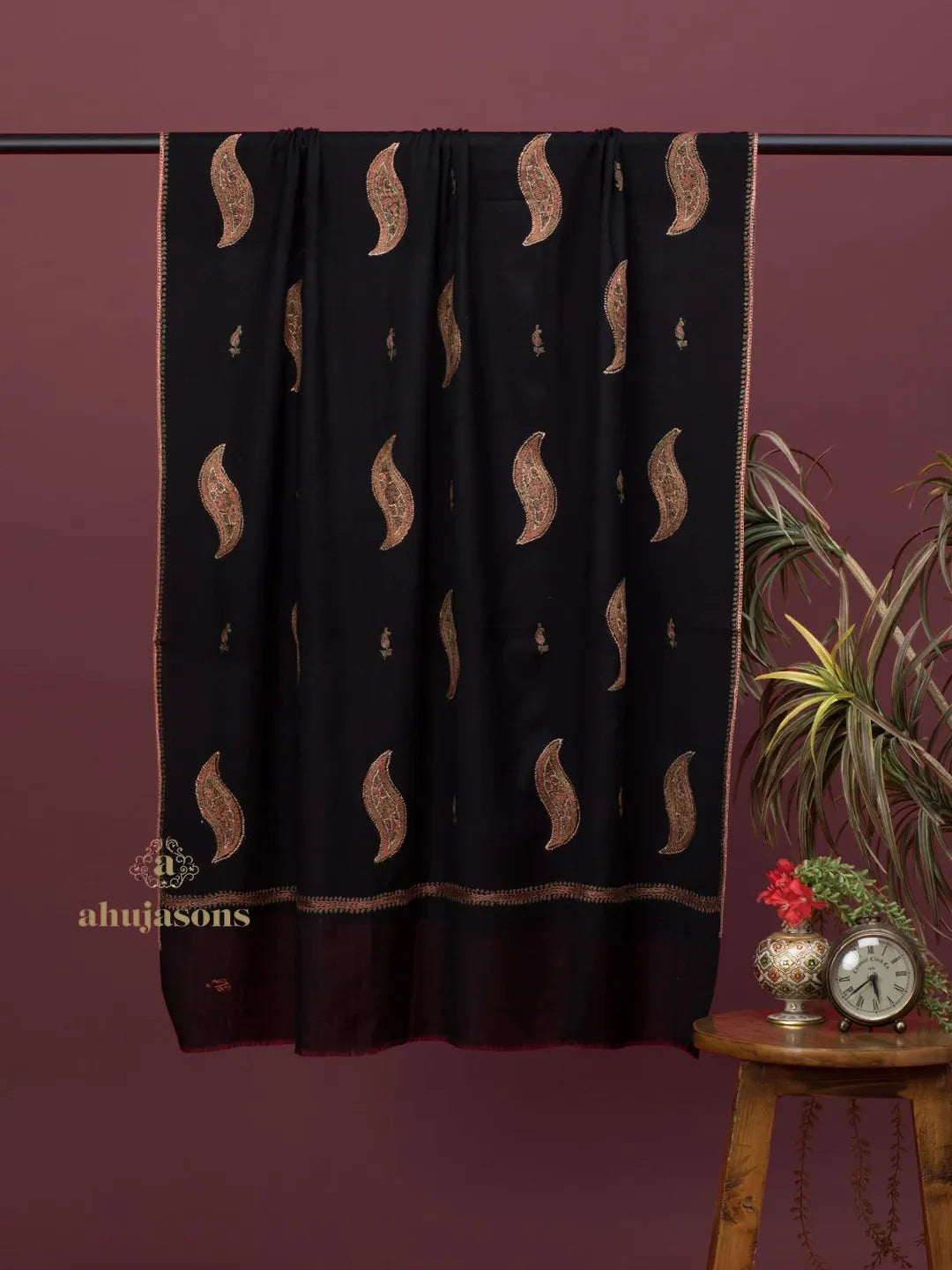 Elegant Cashmina Shawl with Booti Pattern in Black