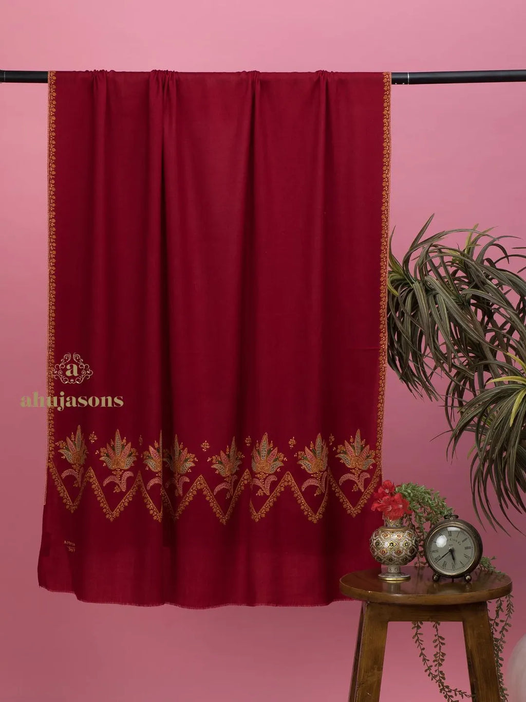 Elegant Cashmina Shawl with Palla Pattern in Maroon