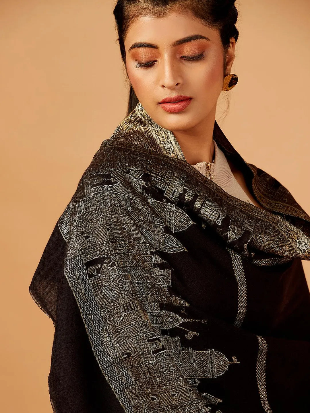 Chic Stole Wool Blend with Jacquard Pattern in Black