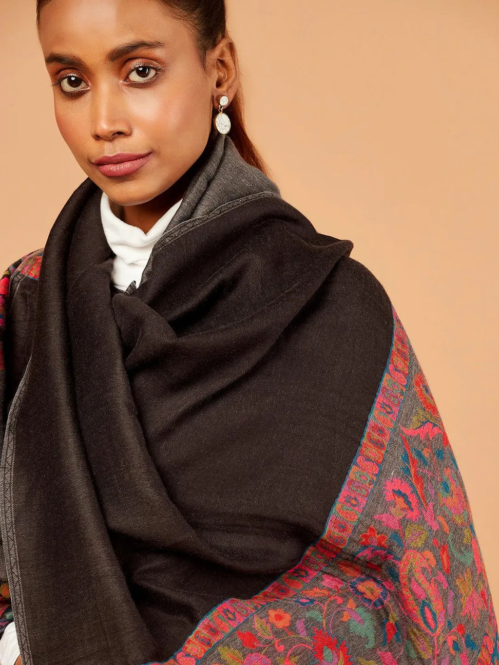 Chic Stole Wool Blend with Jacquard Pattern in Black
