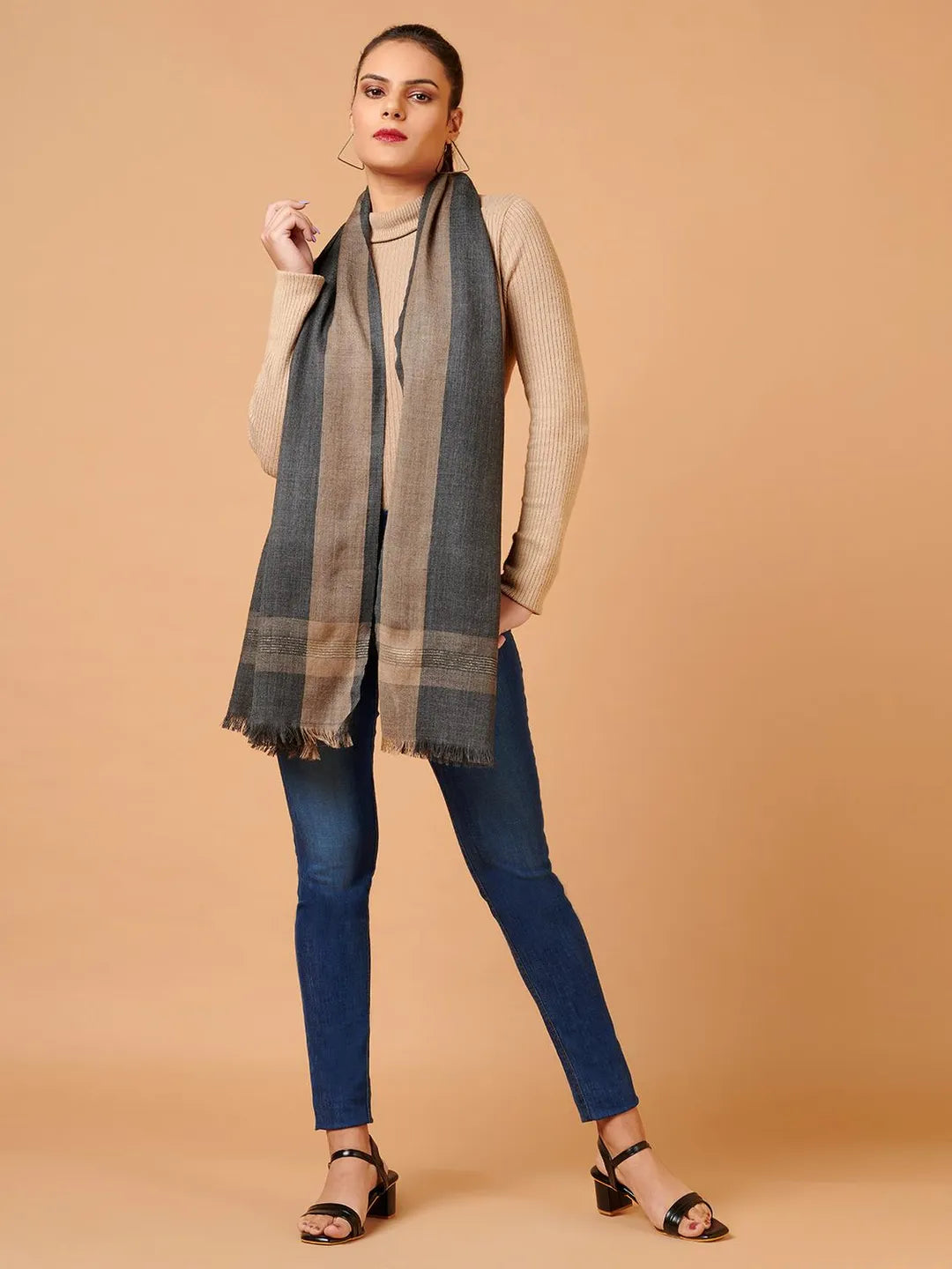 Elegant Stole Wool Blend with Dobby Pattern in Grey