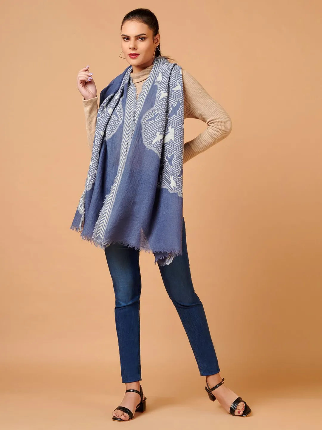Chic Stole Wool Blend with Jacquard Pattern in Blue