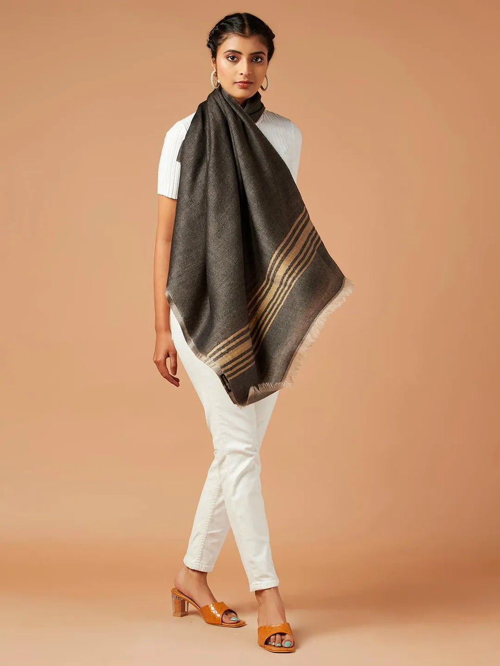 Chic Cashmere Stole in Black