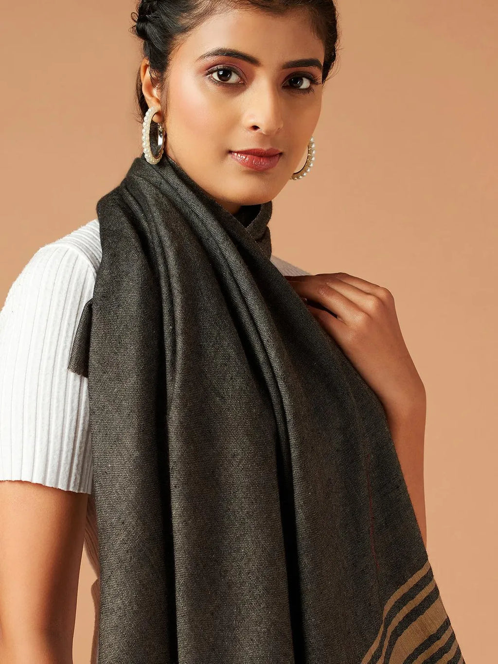 Chic Cashmere Stole in Black