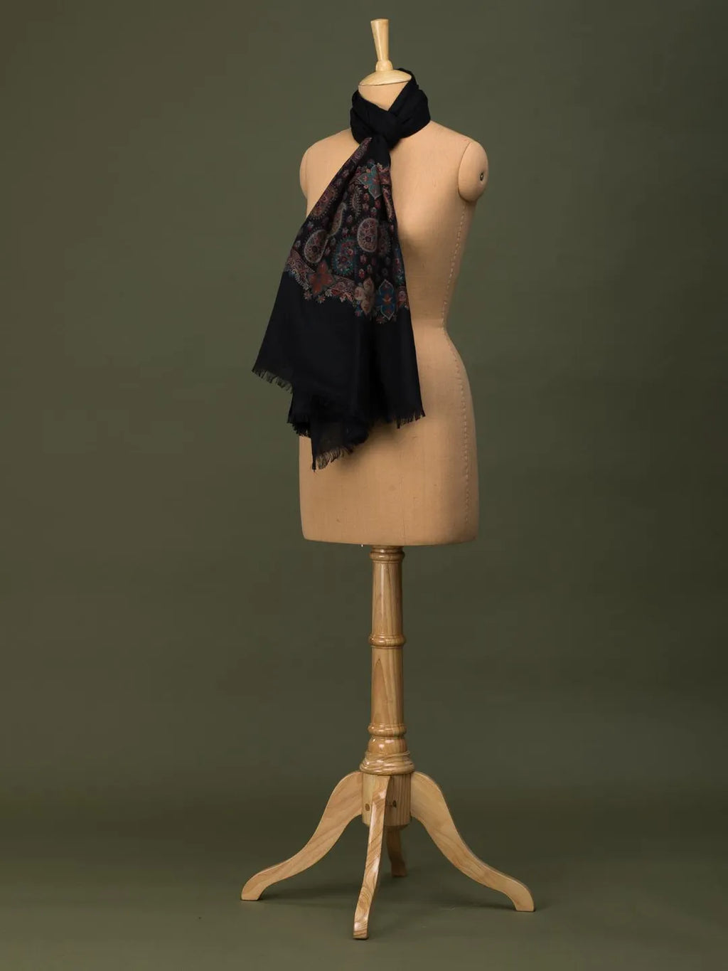 Chic Stole Wool Blend with Palla Pattern in Black