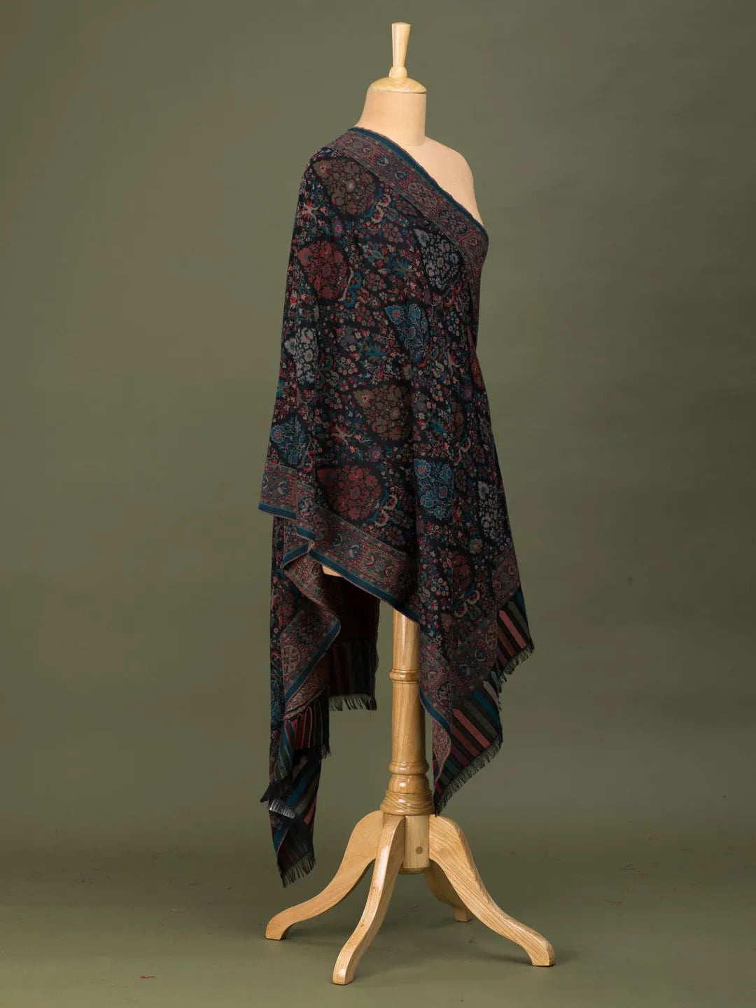 Chic Stole Wool Blend with Jaal Pattern in Black