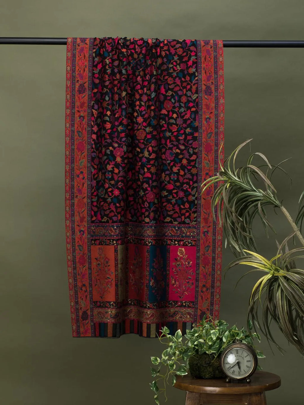 Chic Stole Wool Blend with Kaani Pattern in Black