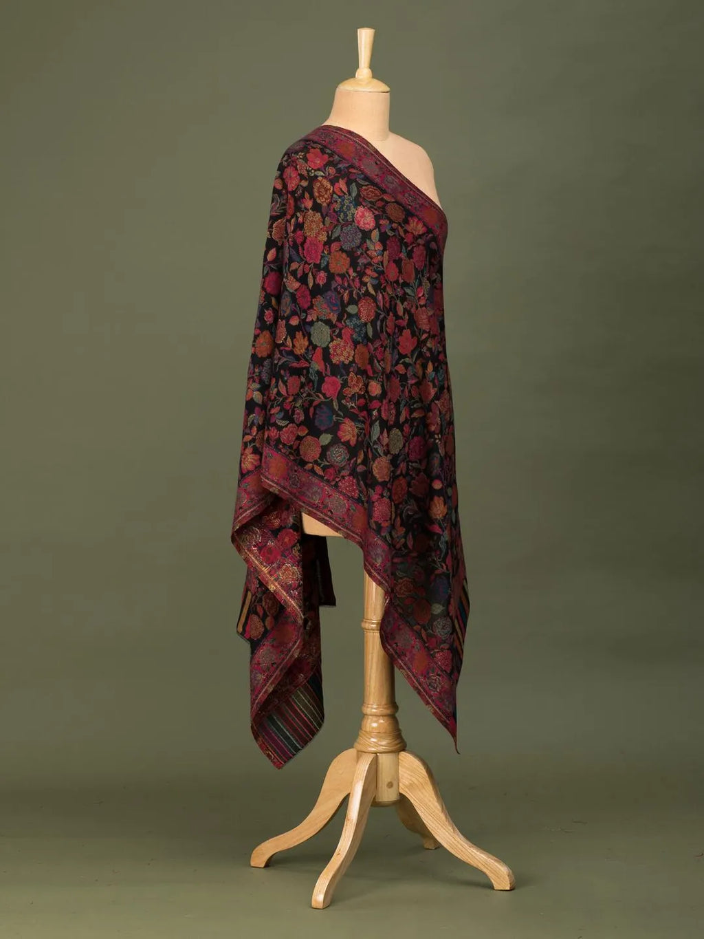 Chic Stole Wool Blend with Kaani Pattern in Black