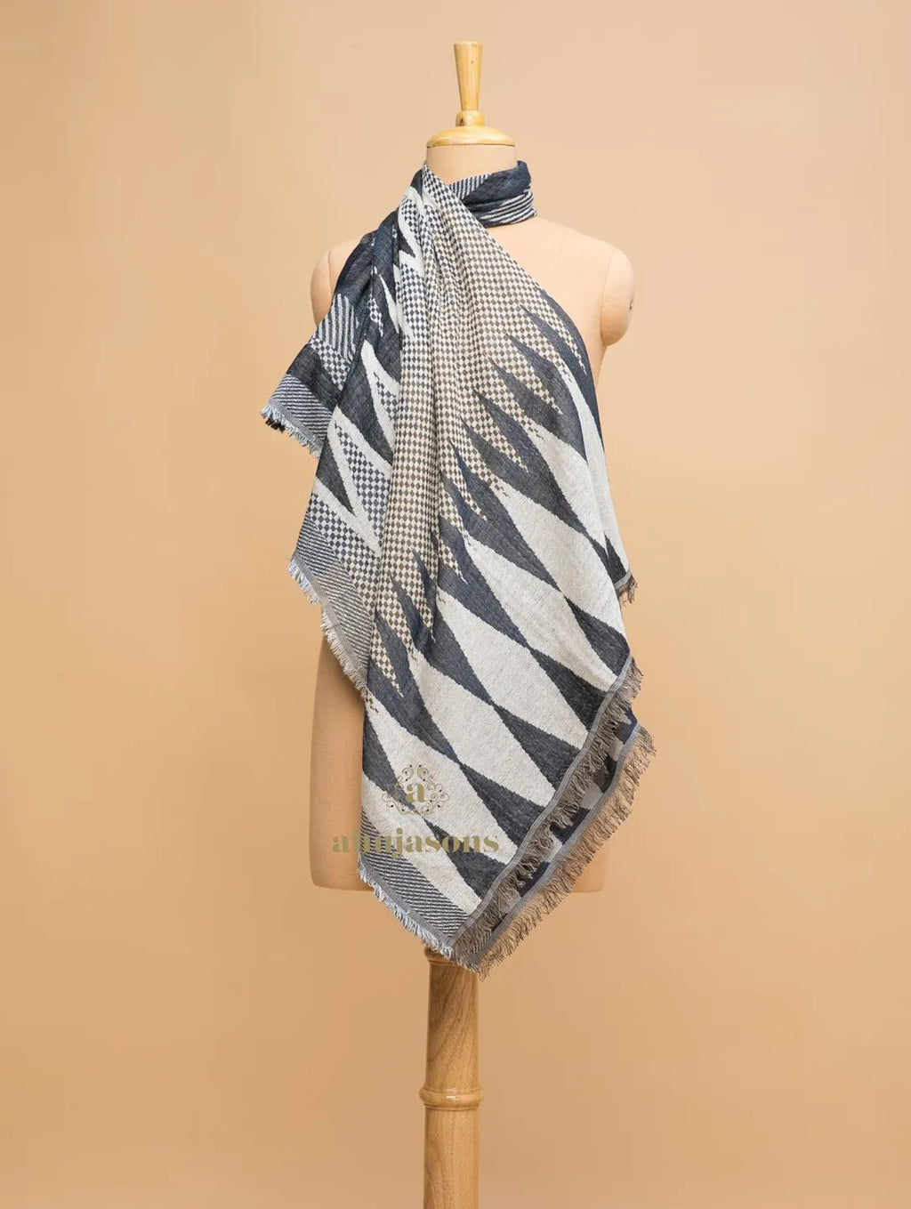Chic Stole Wool Blend with Jacquard Pattern in Multi