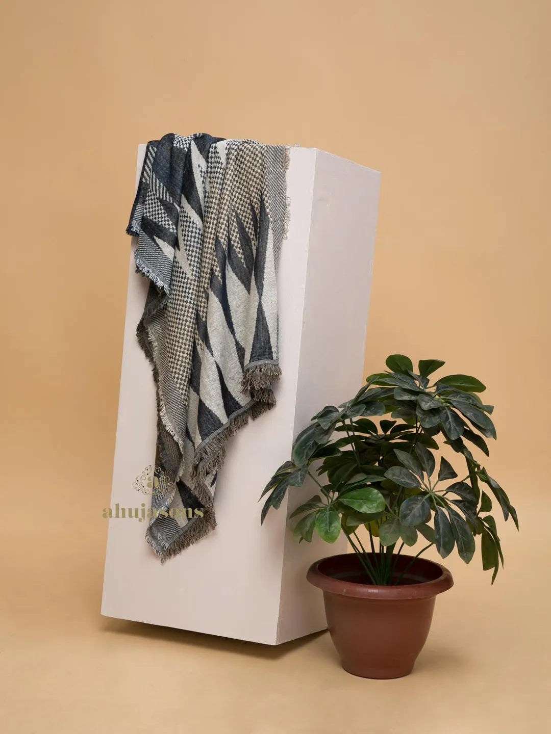 Chic Stole Wool Blend with Jacquard Pattern in Multi