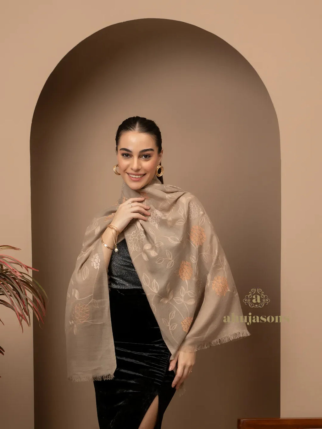 Chic Stole Wool Blend with Embroidery Pattern in Beige
