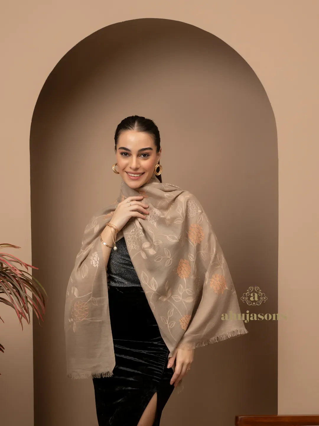 Chic Stole Wool Blend with Embroidery Pattern in Beige