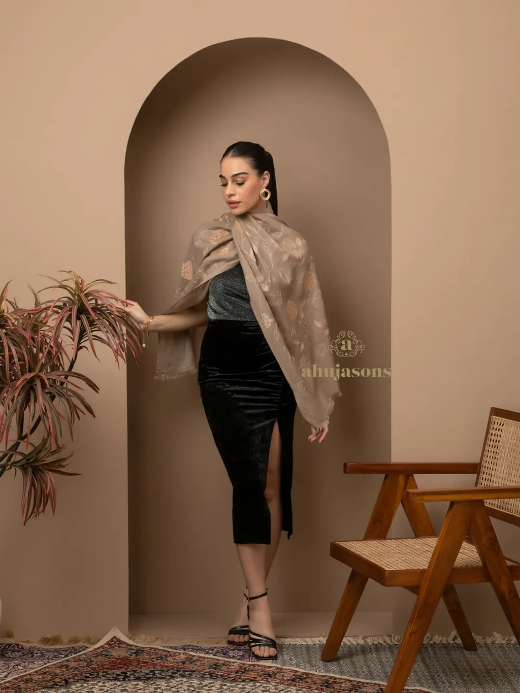 Chic Stole Wool Blend with Embroidery Pattern in Beige