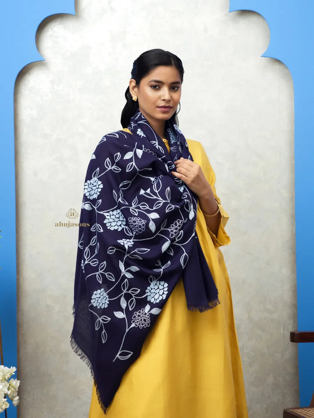 Chic Stole Wool Blend with Embroidery Pattern in Blue