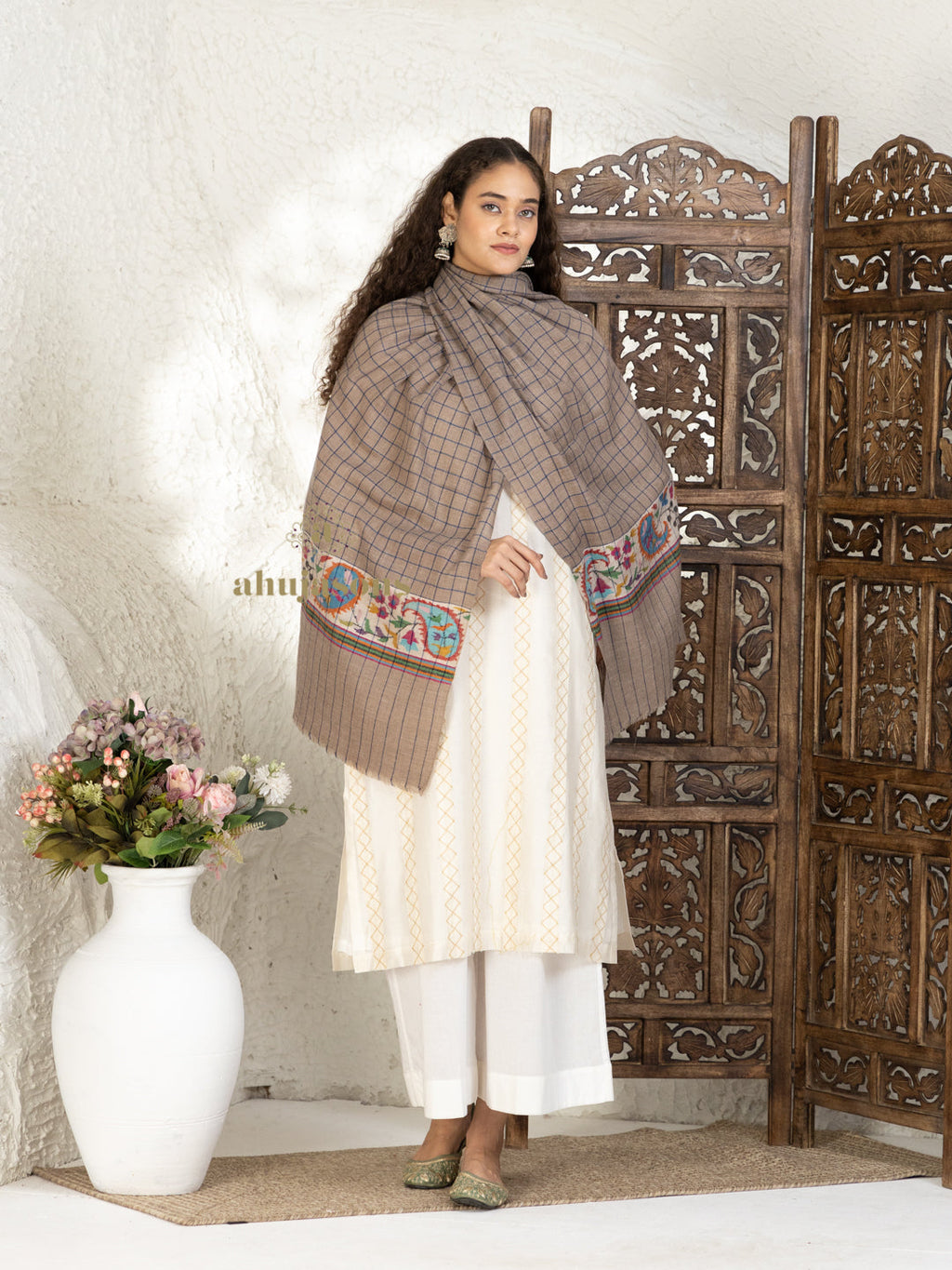 Beige Handloom Pure Pashmina Stole in a delicate Kaani In Palla Stole