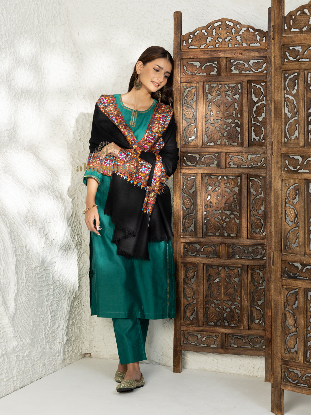 Black Handloom Pure Pashmina Shawl — Artisanal Gulaabdaar Border Embroidery