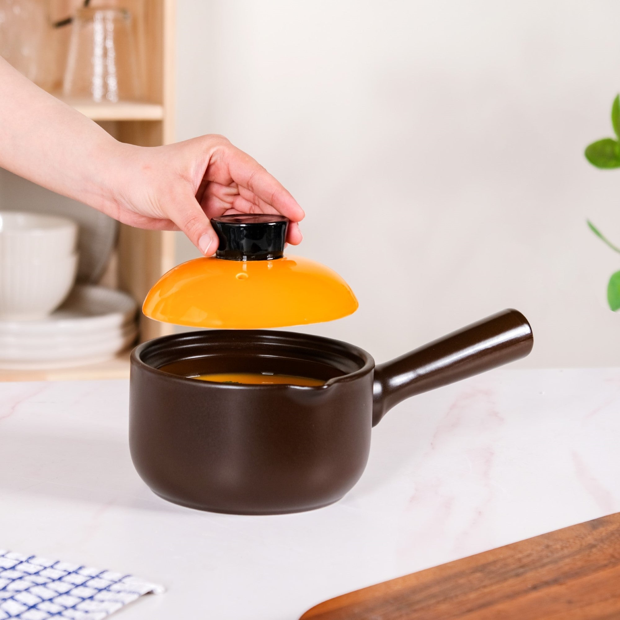 Amber Ceramic Sauce Pan With Handle And Lid 1000ml