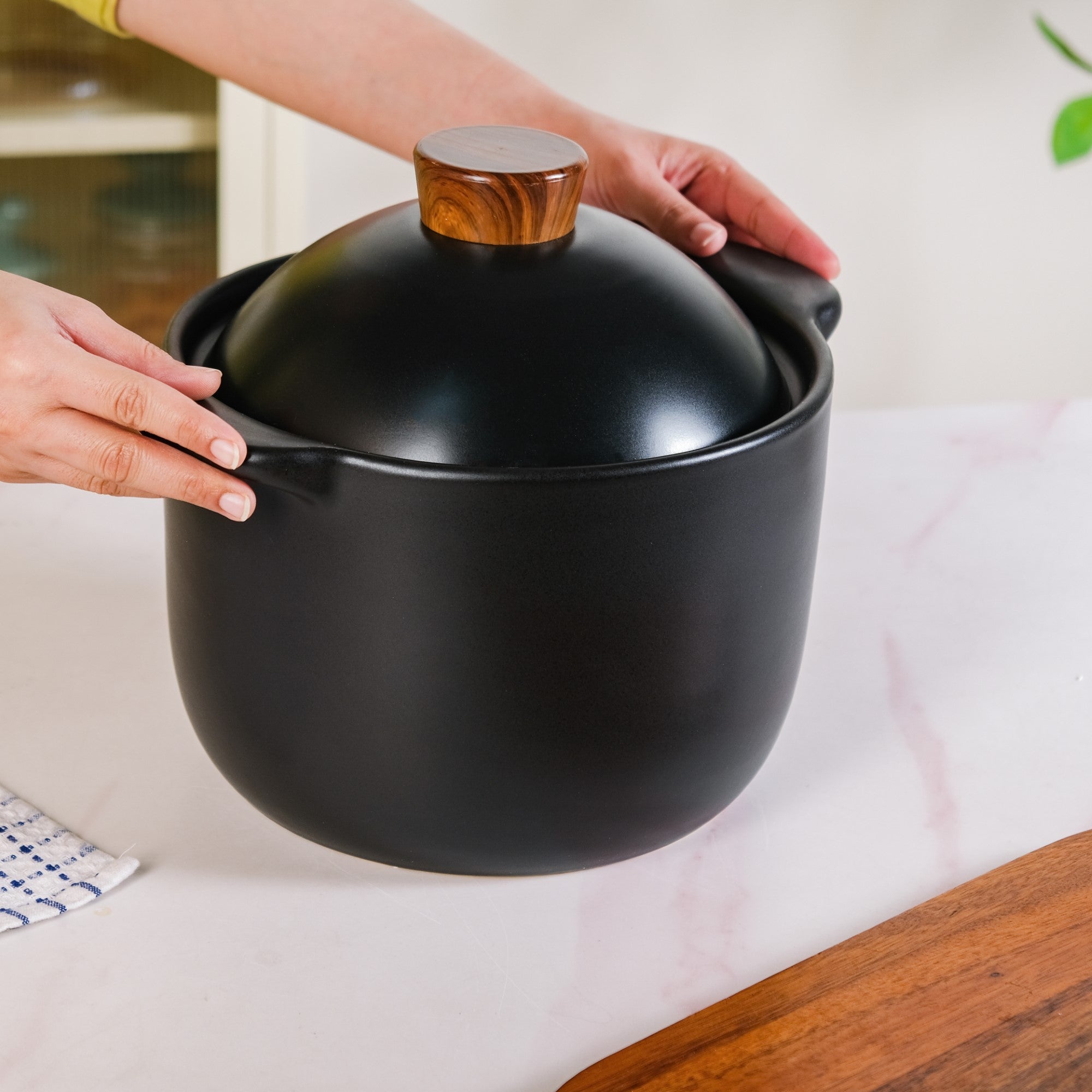 Maison Black Glazed Cooking Pot With Lid 5800ml
