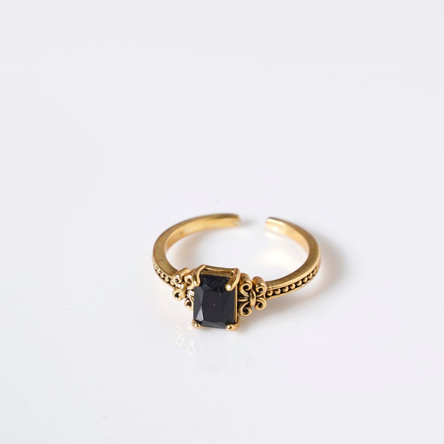 Black Stone Flutter Ring Gold