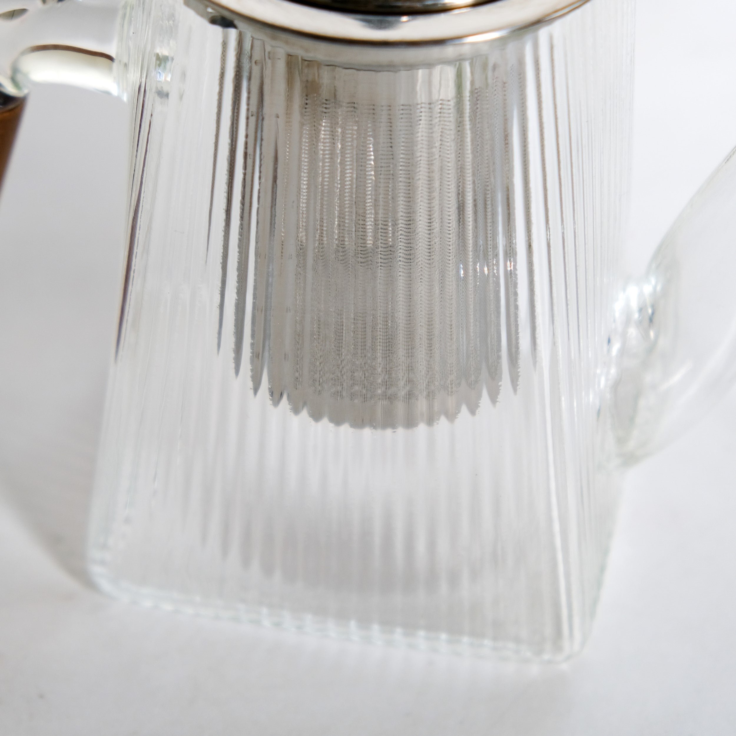Fluted Glass Kettle With Wooden Handle 700ml