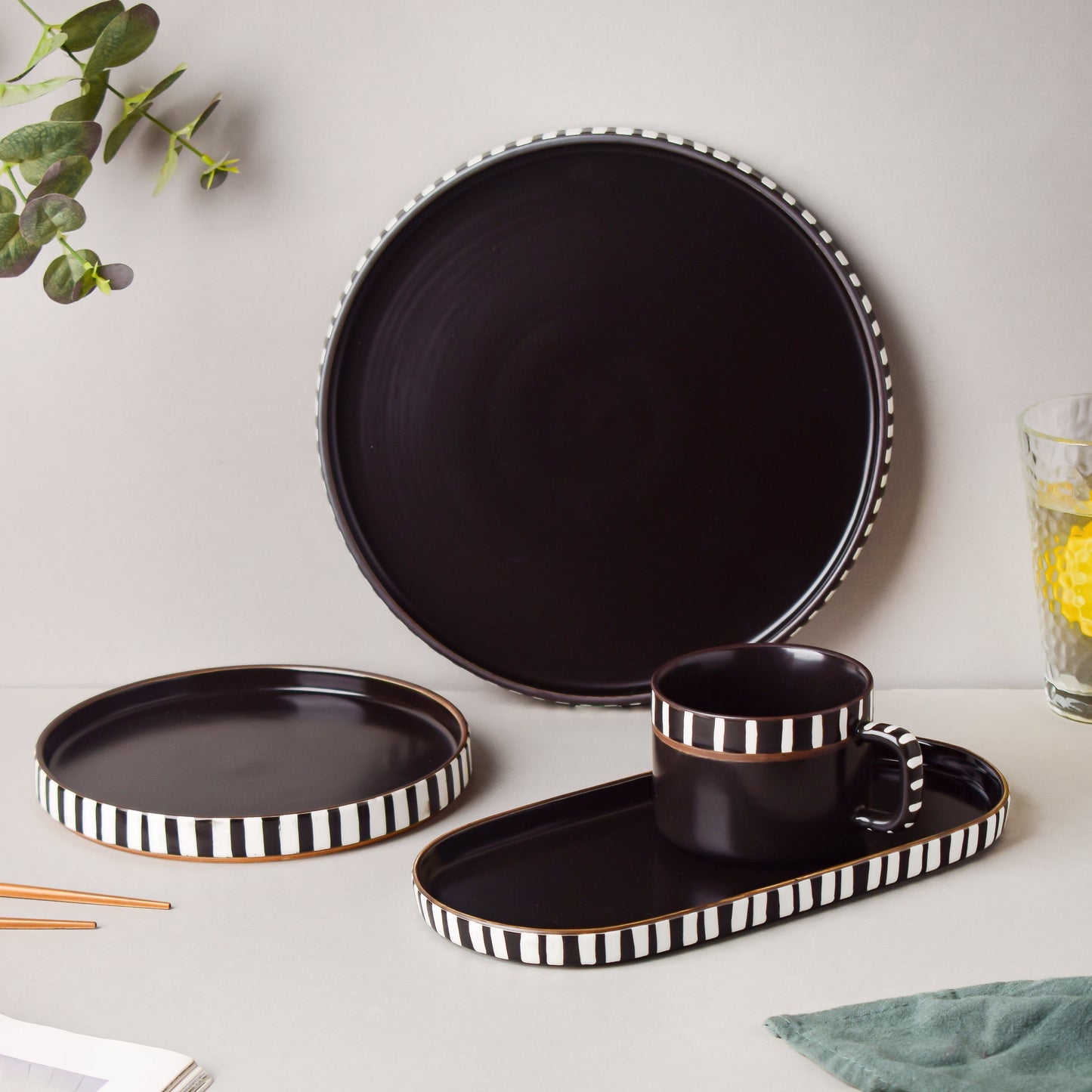 Monochrome Black And White Dinner Plate 9.5 Inch