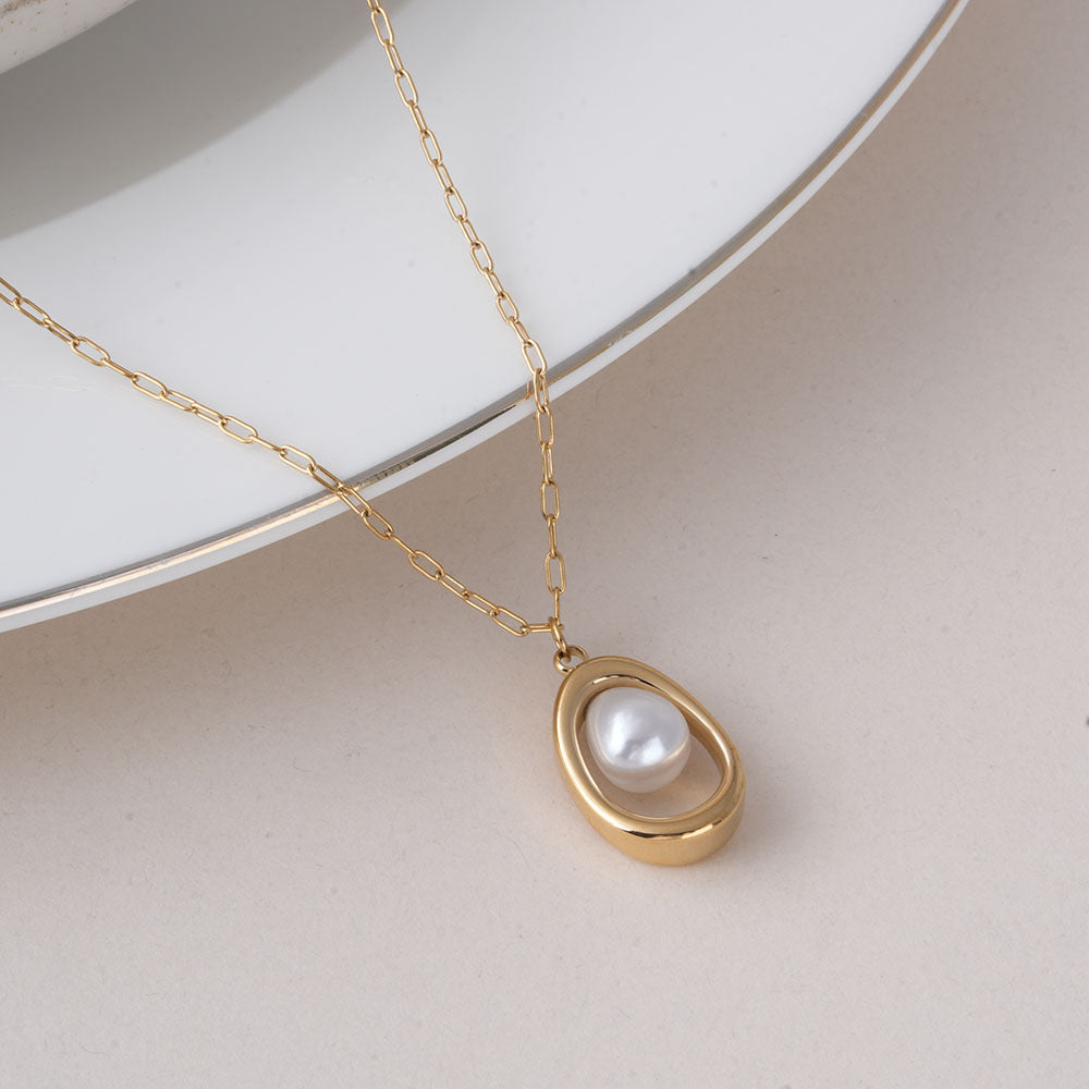Dainty Pearl Pendant Necklace