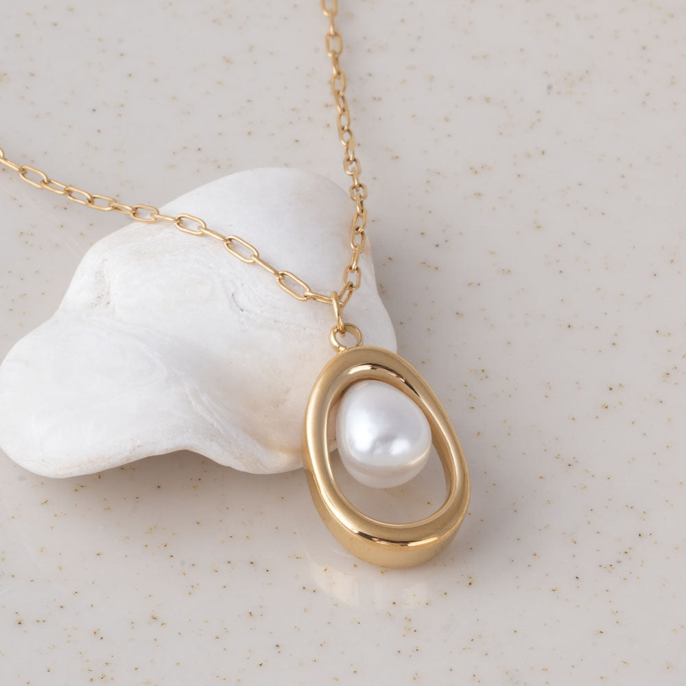 Dainty Pearl Pendant Necklace
