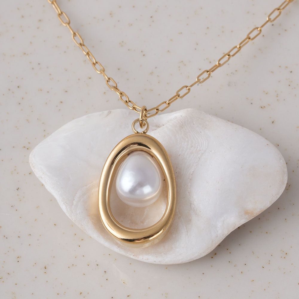 Dainty Pearl Pendant Necklace