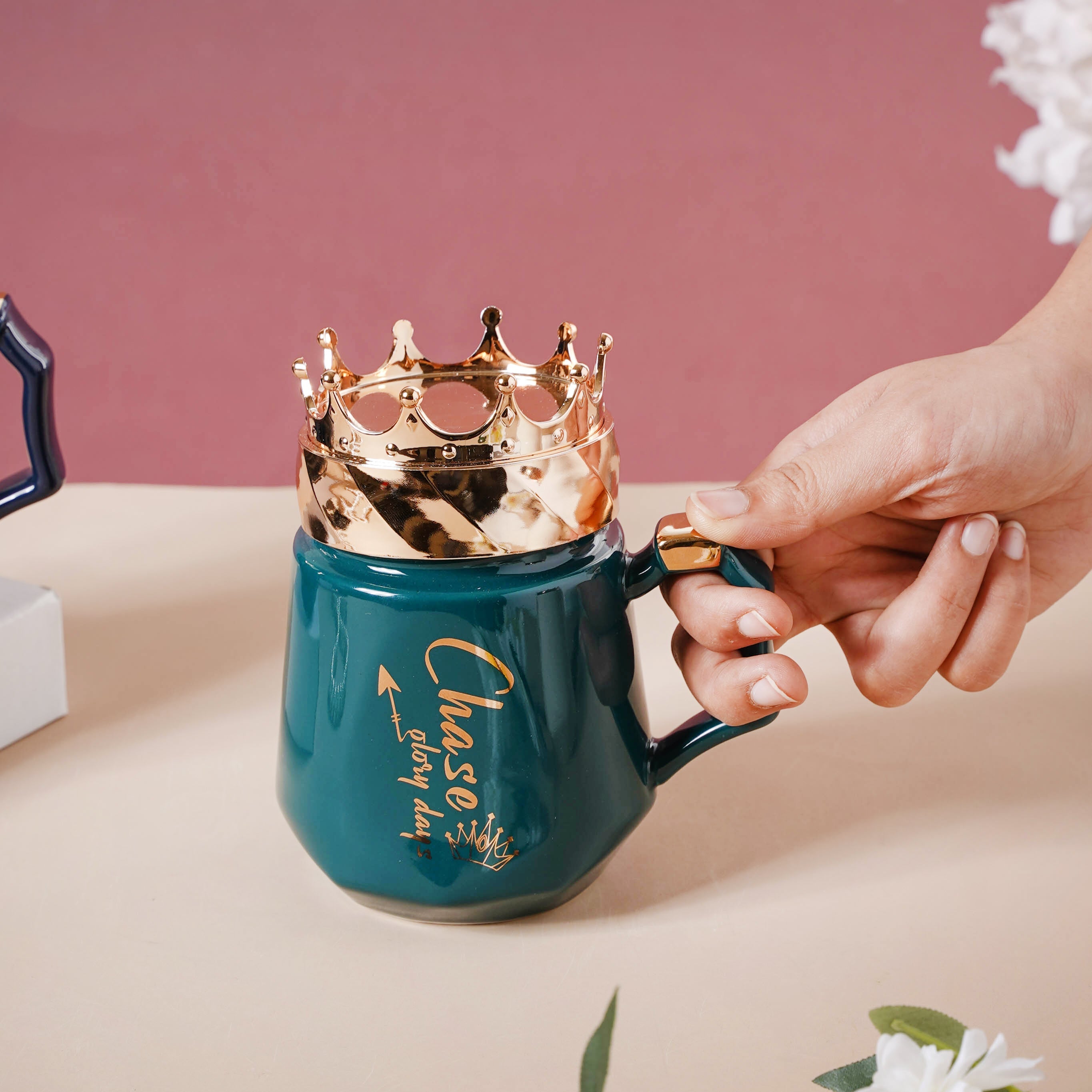 Mug With A Crown Lid