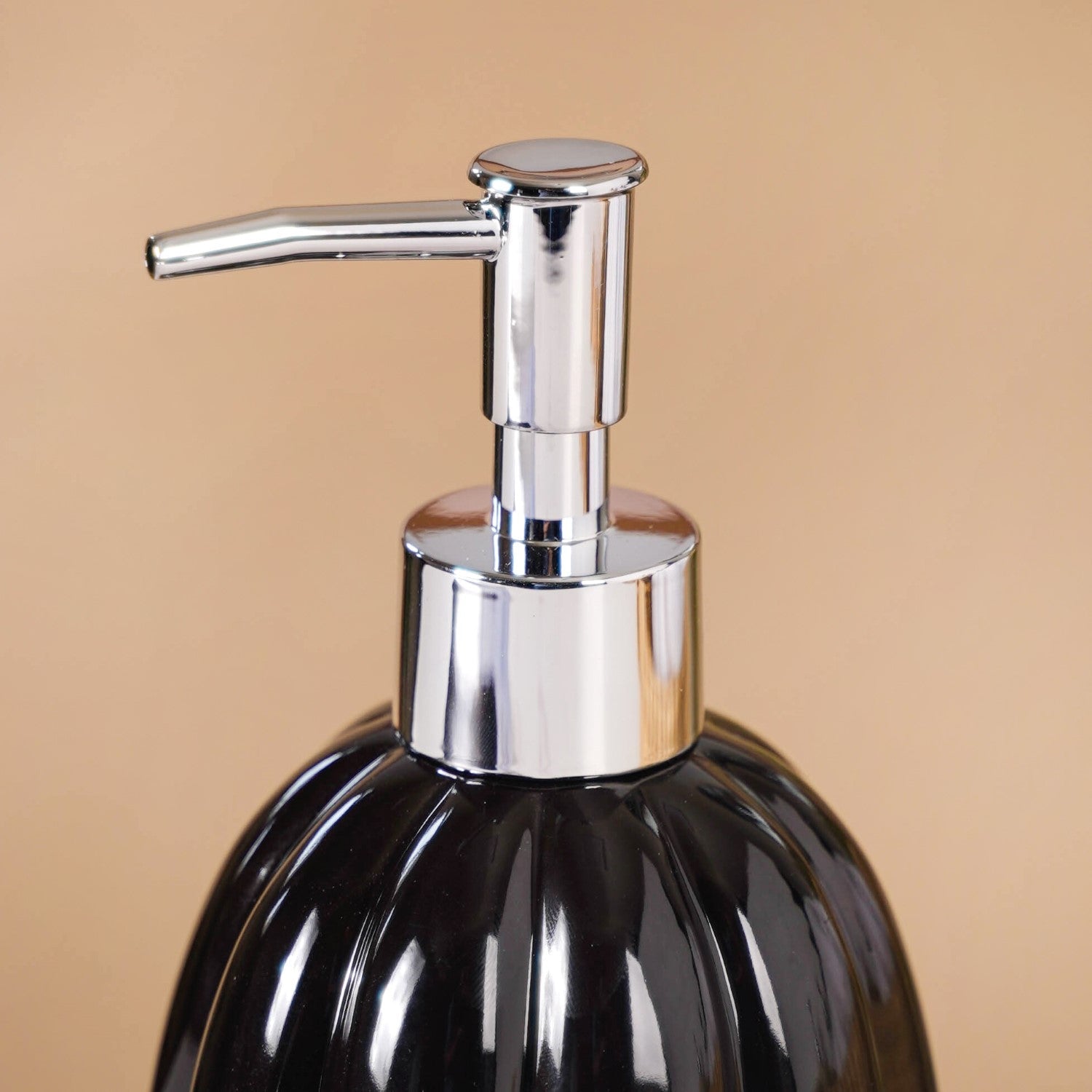 Ribbed Glossy Liquid Dispenser Black 400ml