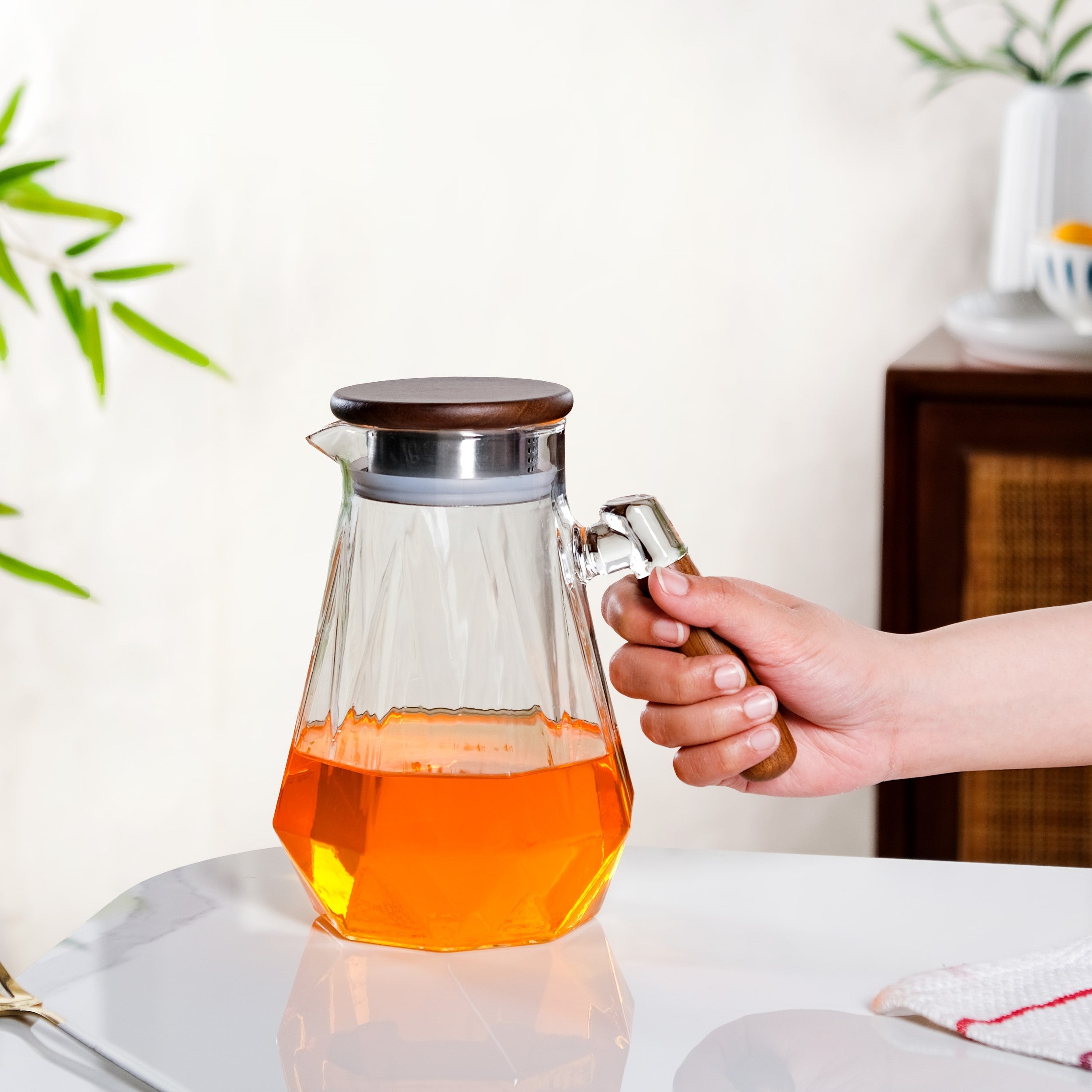 Modern Borosilicate Juice Jar With Fusion Handle 1350ml