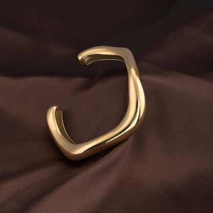 Curved Chic Gold Bracelet