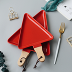 MERRY triangle plate with wooden handle - red