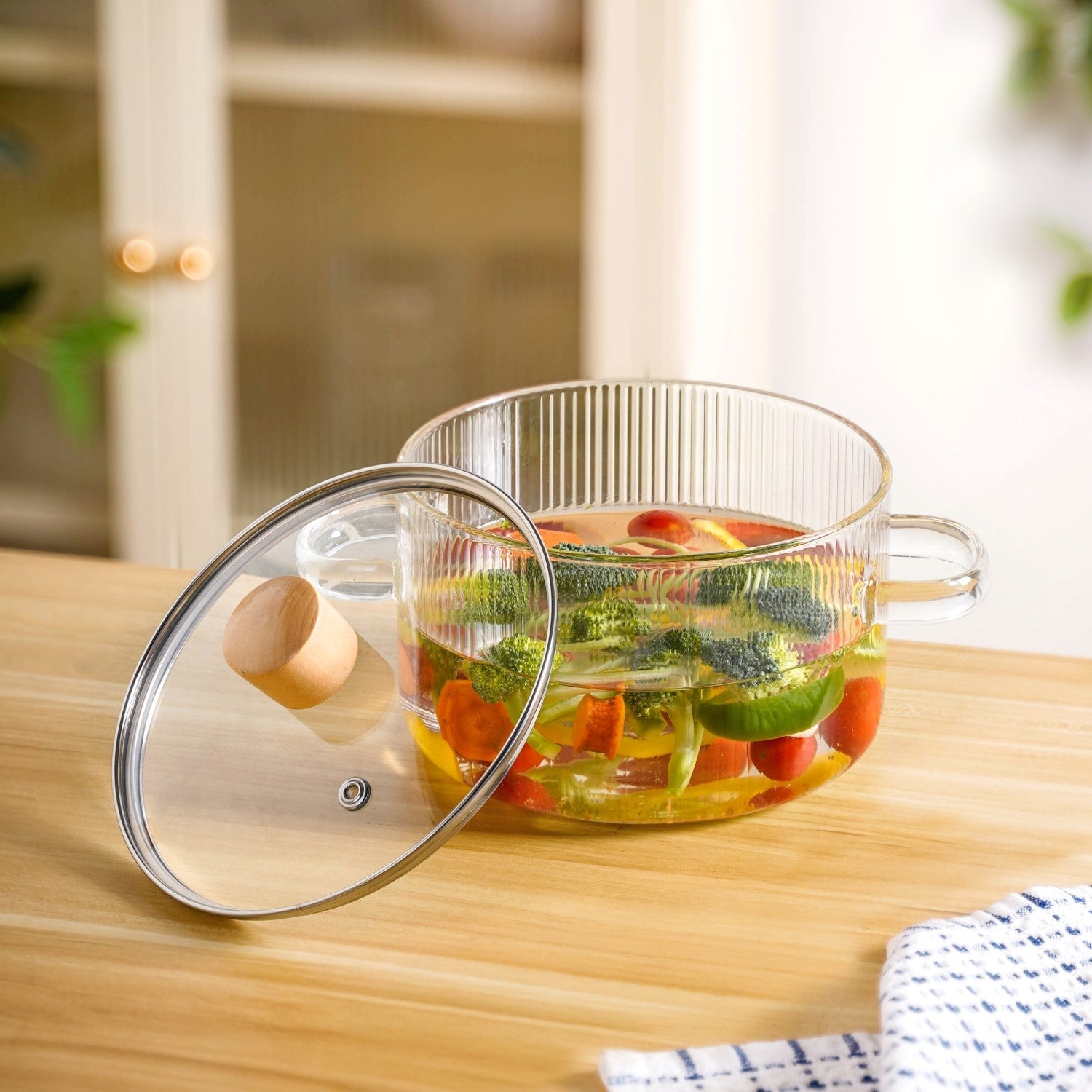 Fluted Design Glass Cooking Pot With Lid 1800ml