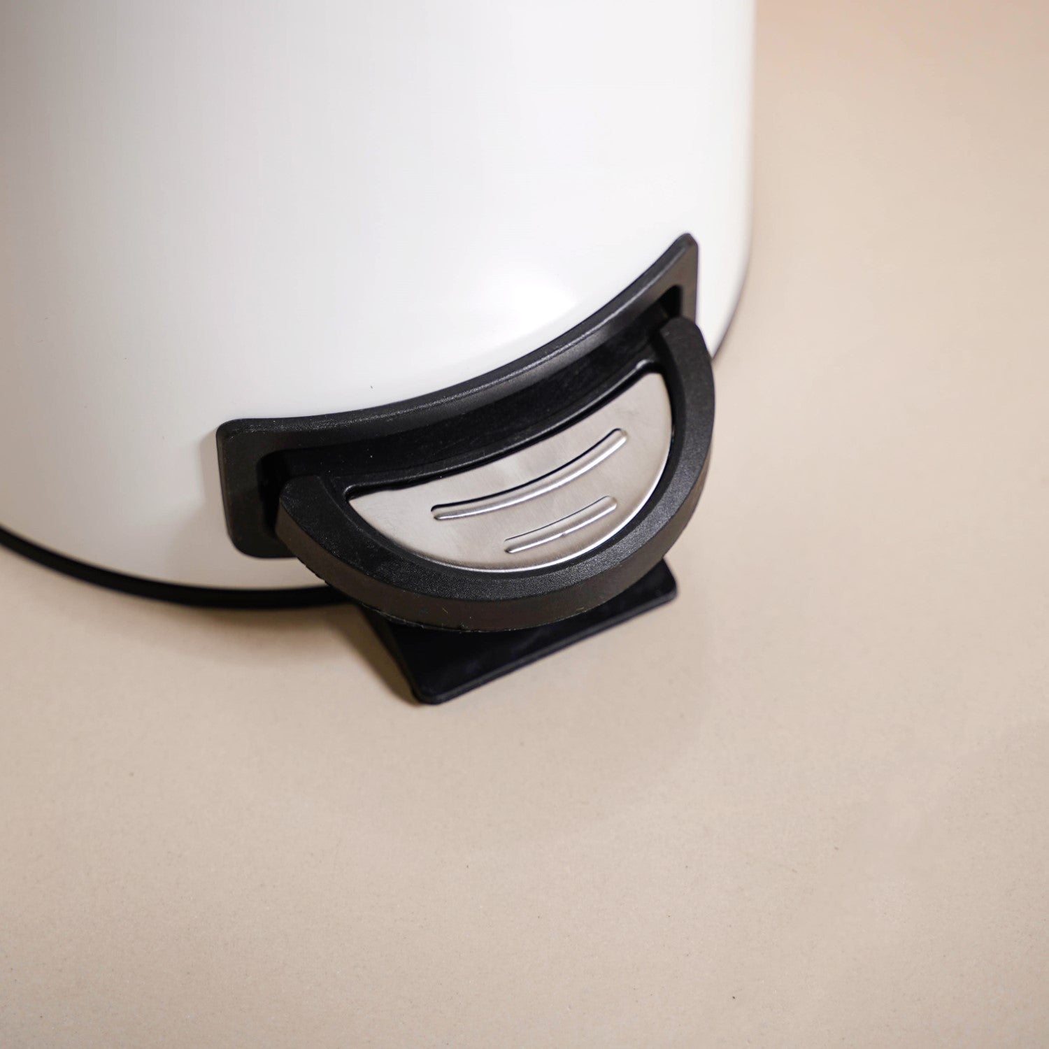 Clean Curve Metal Dustbin With Removable Bucket White 5000ml