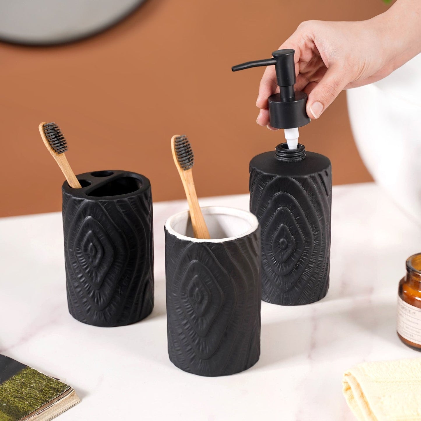 Matte Concentric Texture Design Bath Set Of 3 Black