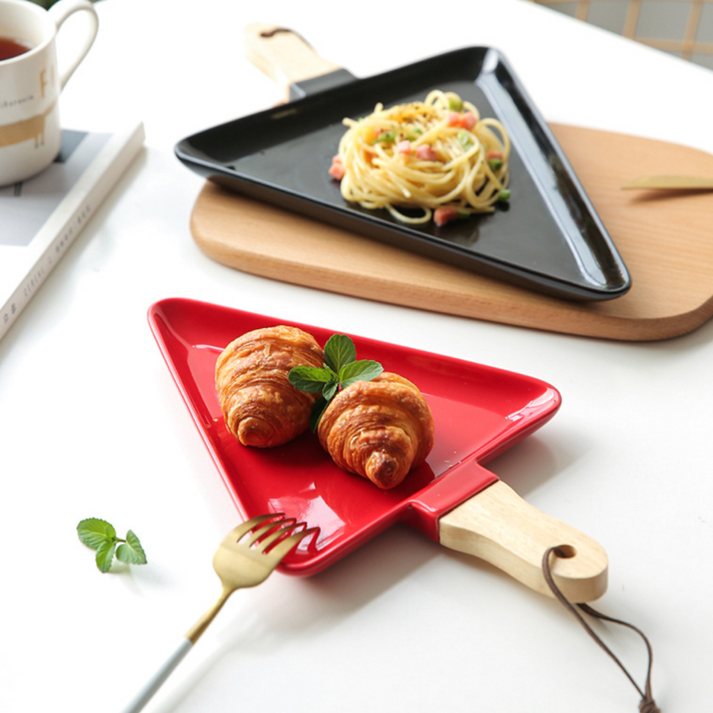 MERRY triangle plate with wooden handle - red